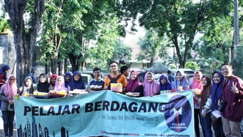 Asah Bakat Bisnis Siswa dengan Jualan di Pusat Keramaian