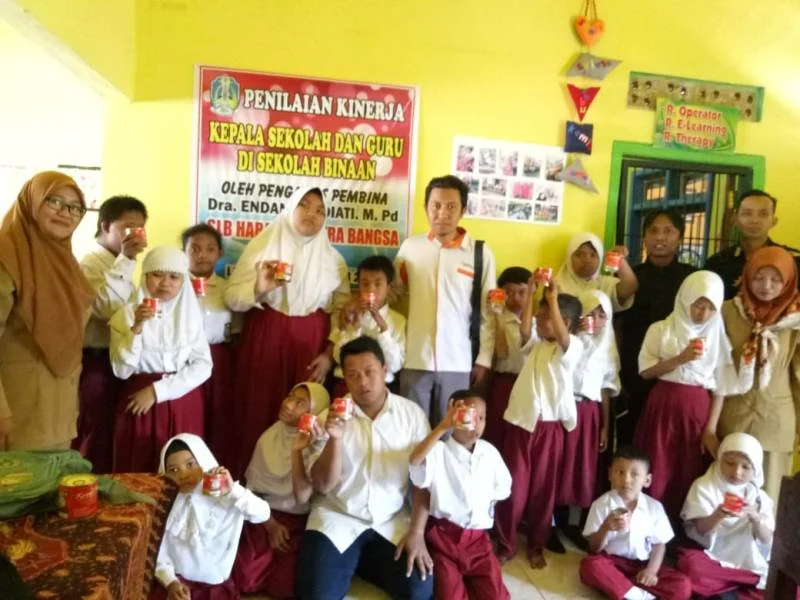 Lazismu Membagikan Kornet ke Siswa SLB