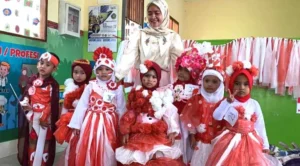 Kostum Daur Ulang Dilombakan di PAUD As-Salam Tanggul