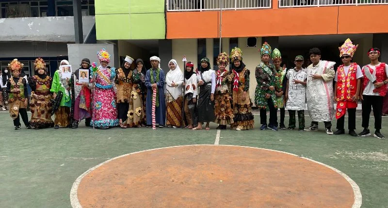 Kostum Daur Ulang Warnai Hari Pahlawan