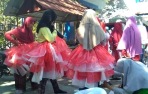Kampanye Kurangi Limbah Sampah, Gerak Jalan Pakai Baju Kresek