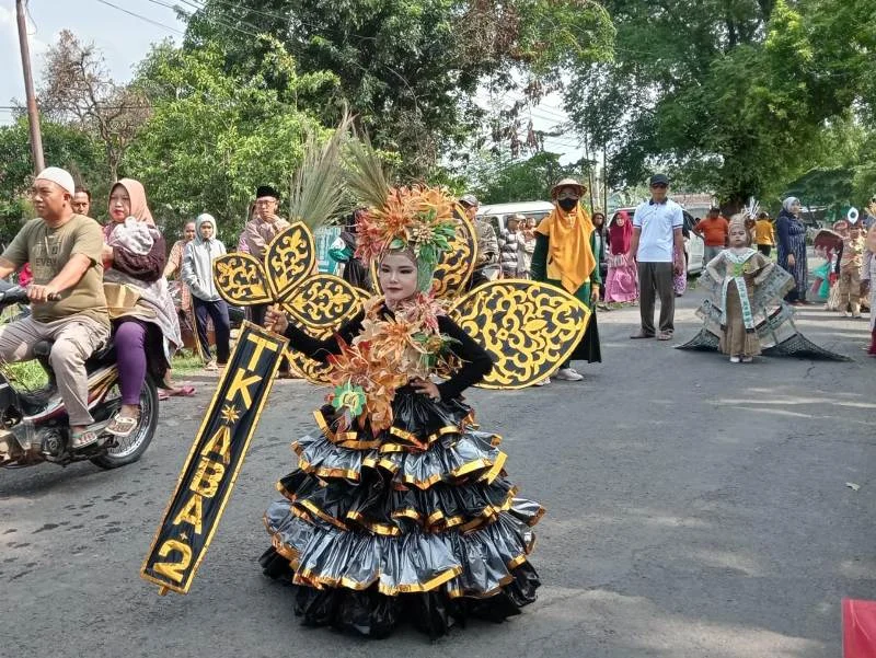 Kostum Daur Ulang Meriahkan Pawai Milad Ini