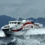 Ombak Tinggi Tak Ciutkan Nyali Lazismu untuk Salurkan Bantuan ke Pelosok Dusun di Pulau Bawean