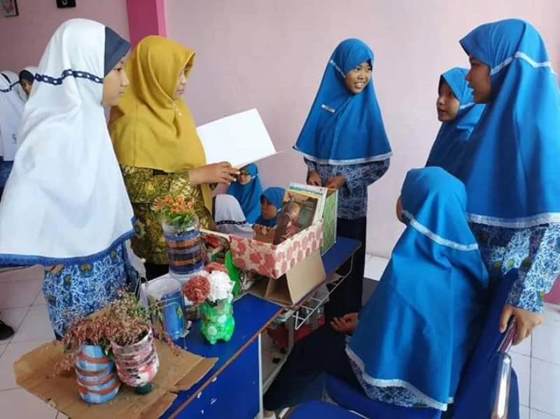 Di Tangan Kreatif Anak-Anak Ini, Sampah Berubah Jadi Vas, Tas, dan Kotak Tisu