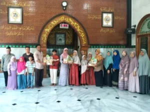 Berbagi Kue Lebaran, Acara Akhir Pekan Murid Ikrom