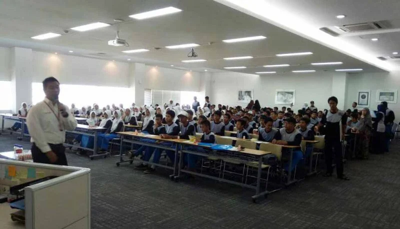 Belajar Sistem Pencernakan di Kelas, EL-nya ke Pabrik Yakult