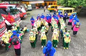 Kunjungi Damkar, Begini Kehebohan Siswa ABA Kaliwates