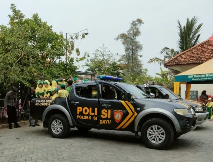 Datangi Kantor Polisi, Siswa Gembira Naik Mobil Patroli
