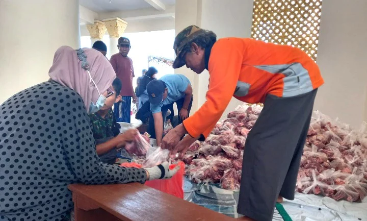 Masjid Ranting di Situbondo Ini Kurban 15 Sapi dan 4 Kambing