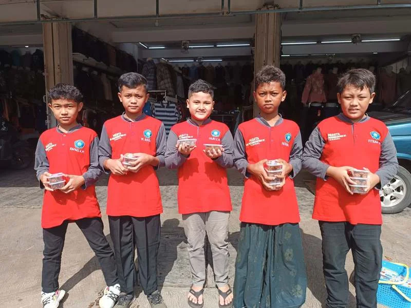 Berbagi Takjil Kurma Muhita, Habis 1.600 Cup