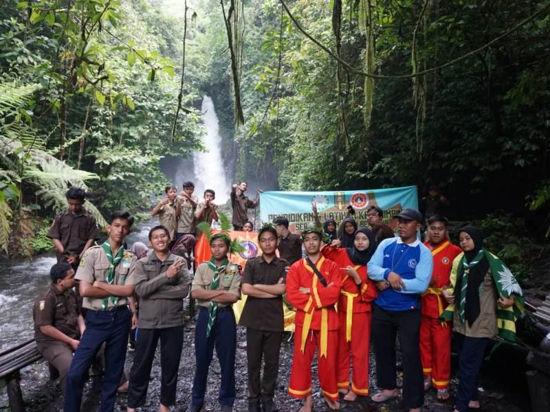 Diklat Kepemimpinan SMK Muda di Bawah Air Terjun