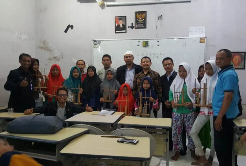 Anak-Anak Jalanan Itu Mahir Juga Mainkan Musik Angklung