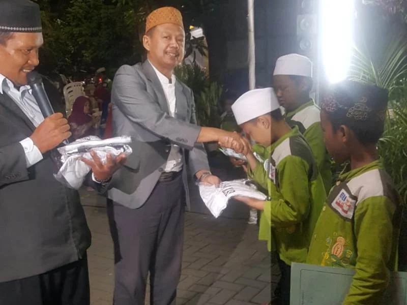 LDK Bagikan Hadiah untuk Anak Rajin Shalat Subuh
