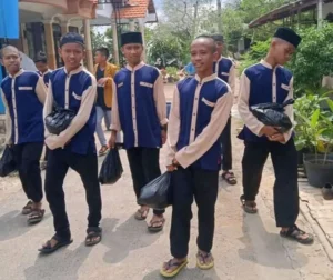 Usai LDKS, Peserta Langsung Bagikan Ini ke Warga