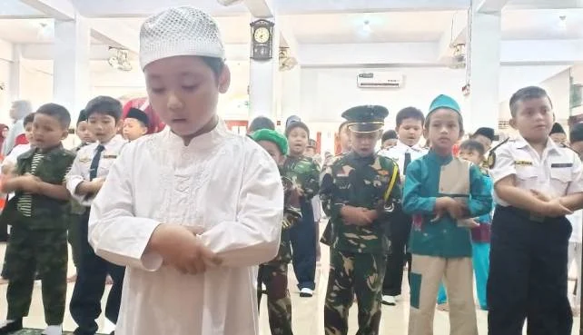 Awalnya Malu-Malu Ditunjuk Jadi Imam, Begitu di Atas Sajadah Langsung Mantap