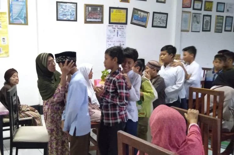 Beginilah Perasaan Anak-Anak saat Mengunjungi Panti Lansia