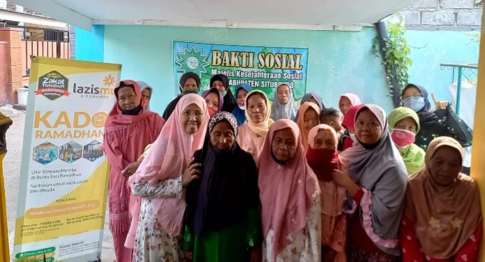 Lansia di Posyandu Walidah Terima Kado Lazismu