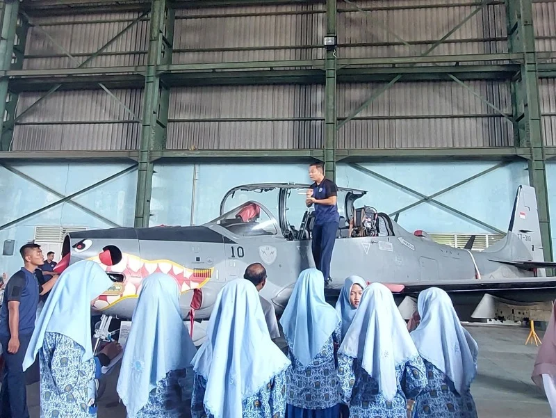 Belajar Pesawat, SMPM 1 Blitar Kunjungi Lanud