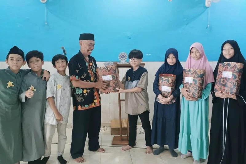 Ojo Lali Shalat, Murid Sekolah Ini Berbagi Sarung dan Sajadah