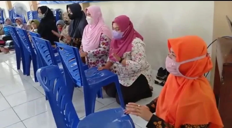 Berlatih Musik Pakai Kursi, Meja, dan Botol Plastik