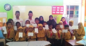 Prihatin Ada yang Kesulitan Biayai Sekolah, Lazismu Bantu Siswa SD Muhammadiyah 5 Malang