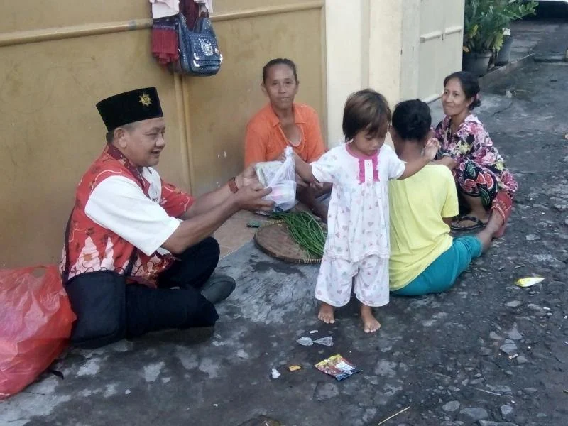 Jumat Berkah dengan Berbagi Sarapan kepada Orang-Orang di Jalanan