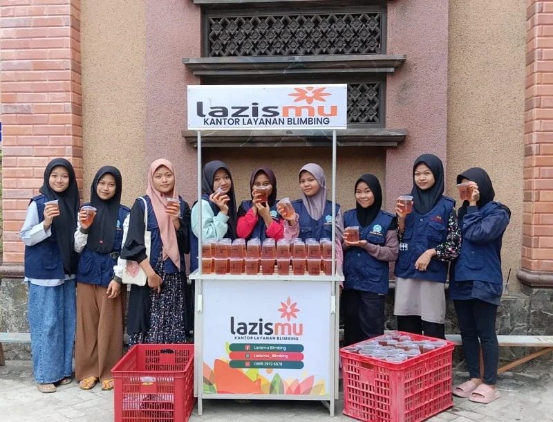 Bestiemu Lazismu Blimbing Sediakan Minuman Dingin bagi Jamaah Jumat