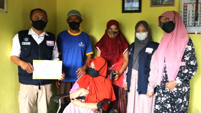 Lazismu Bondowoso Bantu Kursi Roda Sahrotul Qoriah