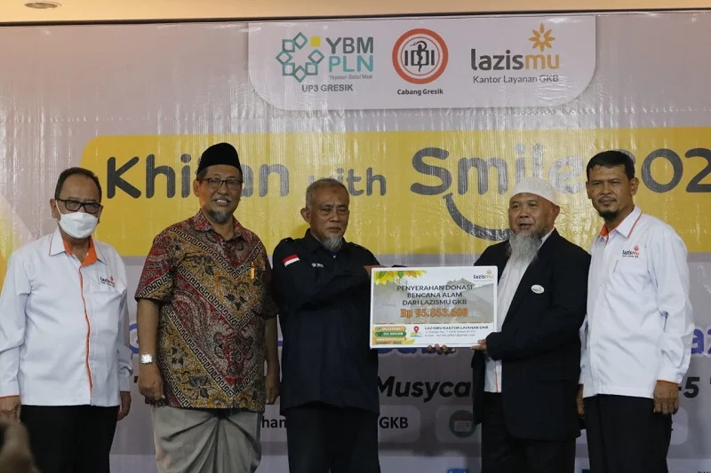 Lazismu GKB Gresik Serahkan Donasi Rp 95,8 Juta untuk Cianjur