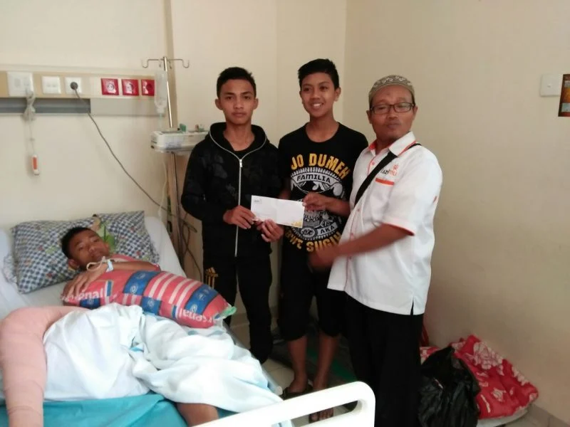 Patah Tulang akibat Tabrak Lari, Anak Panti Ini Dapat Bantuan Pengobatan dari Lazismu Gresik