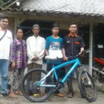 Terima Sepeda, Kini Deni Tak Perlu Berjalan Kaki 10 KM ke Sekolah