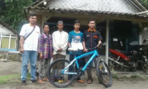 Terima Sepeda, Kini Deni Tak Perlu Berjalan Kaki 10 KM ke Sekolah