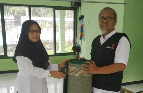 Lazismu Kabupaten Probolinggo Bantu Karpet 2 Sekolah