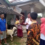 Lazismu Serahkan Kambing dan Sembako untuk Warga Miskin Ini