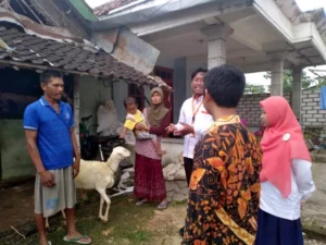 Lazismu Serahkan Kambing dan Sembako untuk Warga Miskin Ini