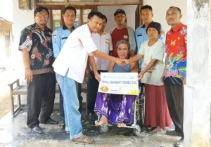 Lazismu Serahkan Kursi Roda untuk Warga Desa Sidorejo
