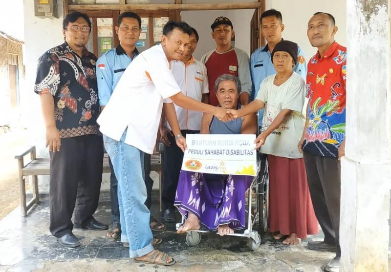 Lazismu Serahkan Kursi Roda untuk Warga Desa Sidorejo
