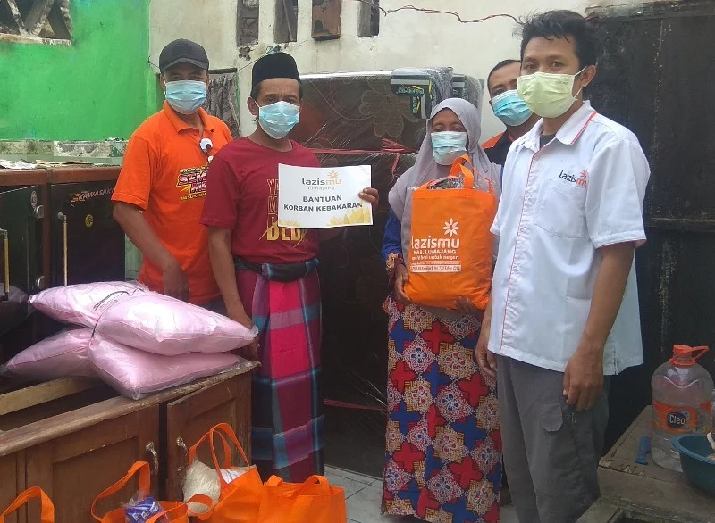 Rumah Warga Terbakar, Lazismu Lumajang Bantu Sembako dan Kasur