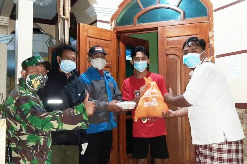 Lazismu Senduro Bagi Sembako untuk Isoman