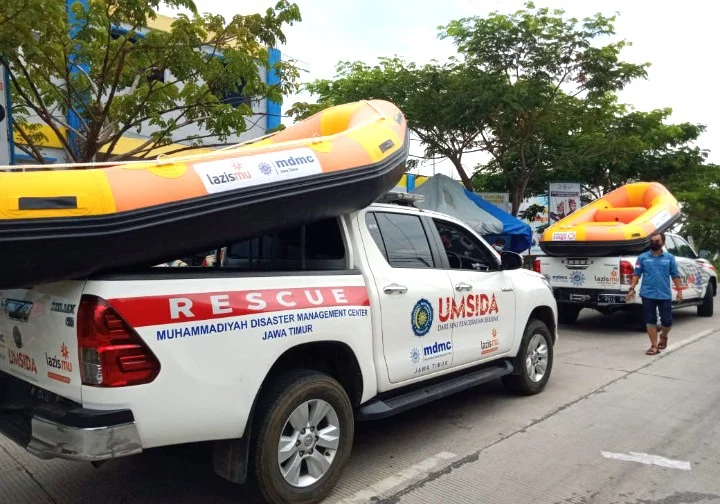 Lazismu-MDMC Jatim Bantu Perahu Karet untuk Banjir Gresik
