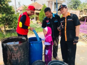 Truk Tangki Air Datang, Warga Ucapkan Terima Kasih kepada Lazismu