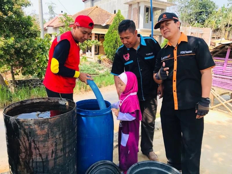 Truk Tangki Air Datang, Warga Ucapkan Terima Kasih kepada Lazismu