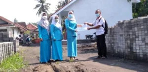 Lazismu Rowokangkung Bantu Pavingisasi TPQ Al-Mujahidin