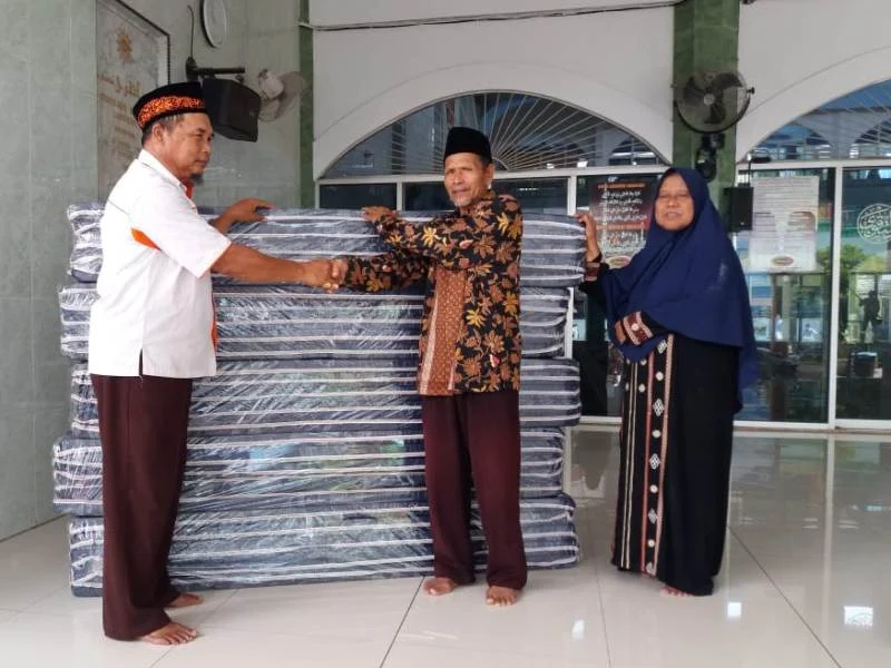Membantu Kenyamanan Pesantren, Lazismu Bagikan Matras