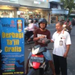 Lazismu dan IMM Bagi Takjil di Simpang Gorga