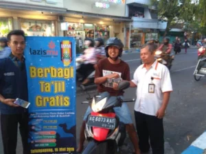 Lazismu dan IMM Bagi Takjil di Simpang Gorga