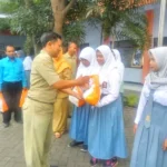 Akhir Upacara Sumpah Pemuda Dibagikan Sembako untuk Siswa