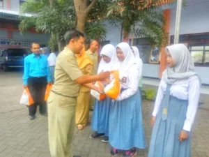Akhir Upacara Sumpah Pemuda Dibagikan Sembako untuk Siswa