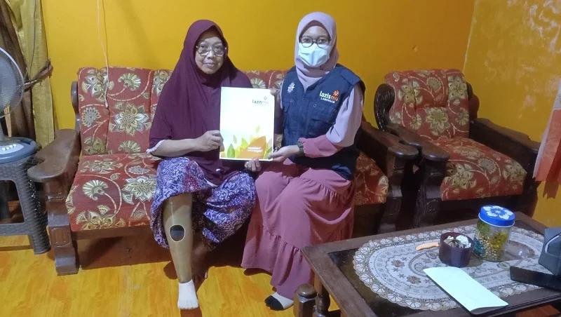 Lazismu Lamongan Beri Bantuan Kaki Palsu ke Mantan TKW