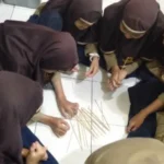 Asyiknya Anak-Anak Ini Main Lidi Goyang hingga Dakon